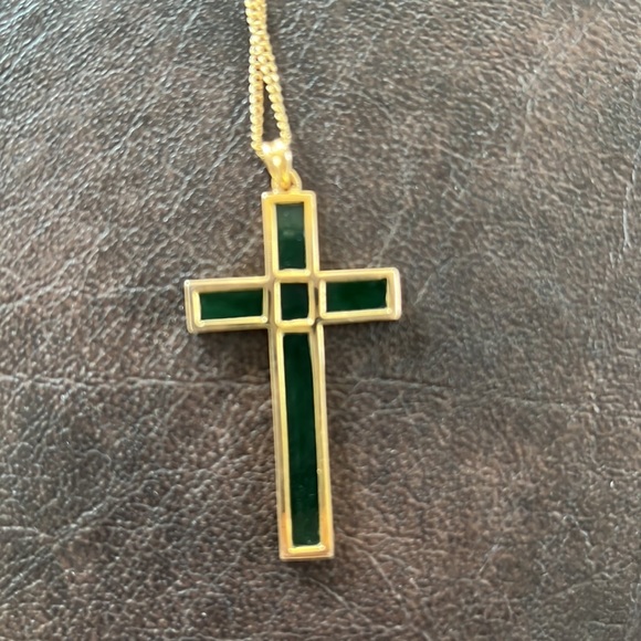 Green enamel cross necklace - Picture 3 of 5